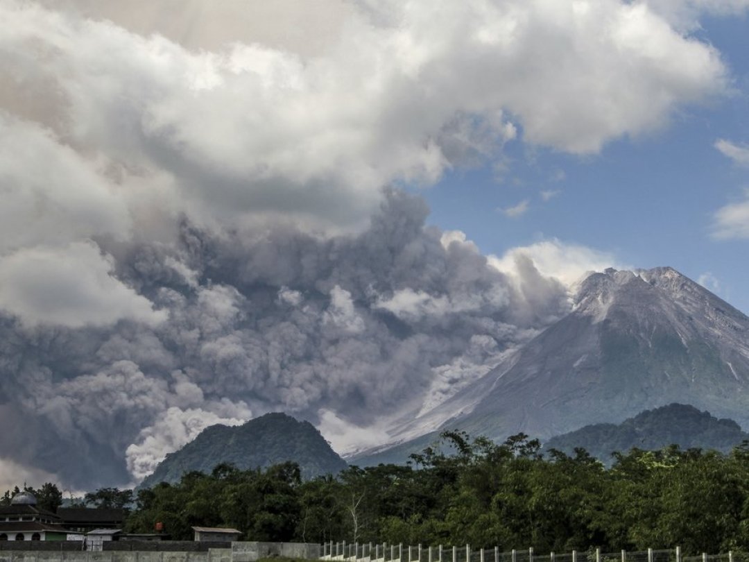 Le Merapi est entré en éruption samedi matin. Les autorités ont établi une zone de restriction de sept kilomètres autour du cratère.