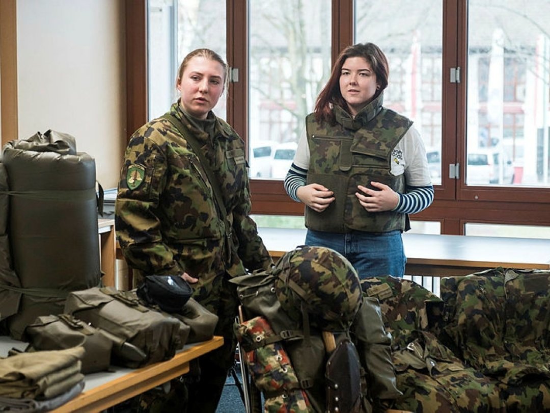 Les jeunes femmes ne sont pas attirées par l'Armée suisse, le canton espère les faire changer d'avis.