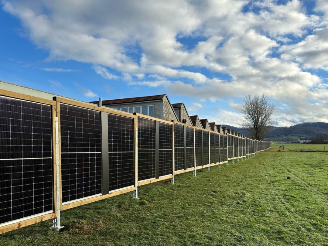 La palissade de panneaux photovoltaïques peut être démontée et réinstallée plus loin. En effet, outre les fixations non cimentées dans le sol, tout le système électrique est intégré aux panneaux. Aucun fil ne dépasse.