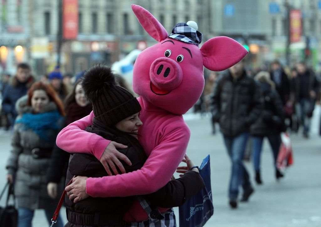 epa03548315 People dressed as the cartoon heroes hug pedestrians during a flash mob marking the International Hugging Day in the center of St. Petersburg, Russia, 21 January 2013.  EPA/ANATOLY MALTSEV