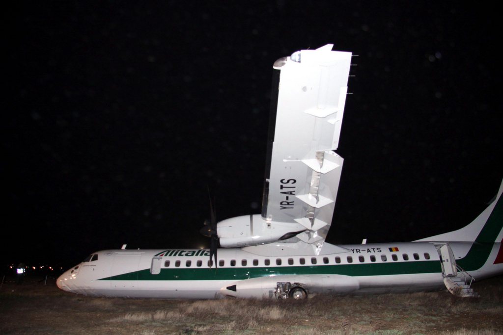 epa03565955 A ATR-72 turboprop plane of Romania's Carpatair airline (operating for Alitalia) went off the runway upon landing at Rome's Leonardo da Vinci airport, Italy, 02 February 2013. According to media reports, six passengers were injured in the incident.  EPA/TELENEWS
