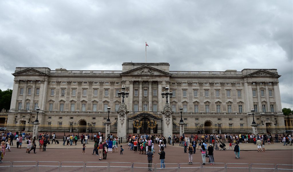 La reine n'était pas présente dans le palais au moment de l'incident.