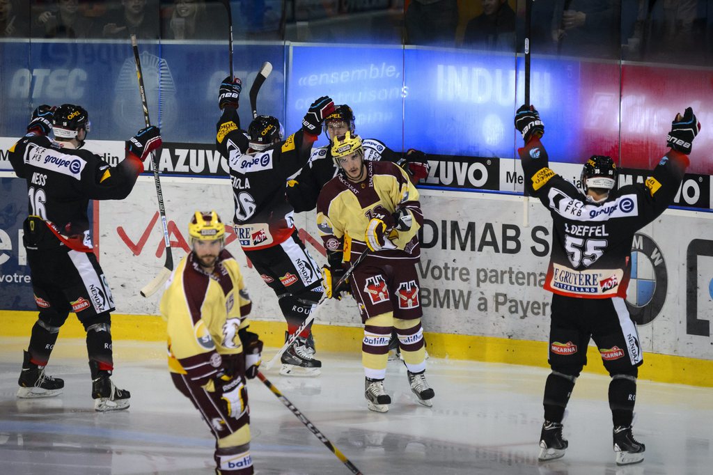 Les joueurs fribourgeois clament leur victoire face à Genève-Servette.
