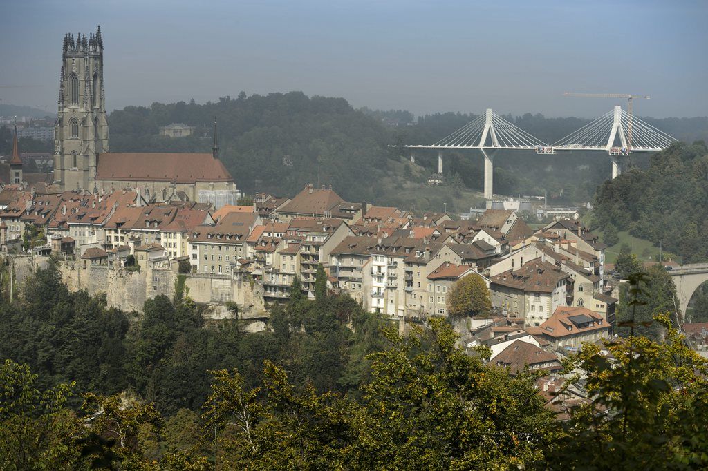 Un nouveau pont enjambe la Sarine: les deux parties du pont de la Poya à Fribourg ont été jointes vendredi.
