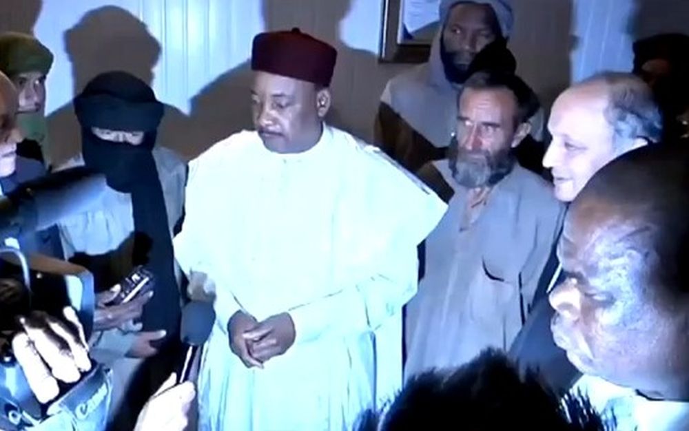 Les otages ont été accueillis à l'aéroport de Niamey par le président nigérien Mahamadou Issoufou, accompagné de Laurent Fabius et du ministre français de la Défense Jean-Yves Le Drian.