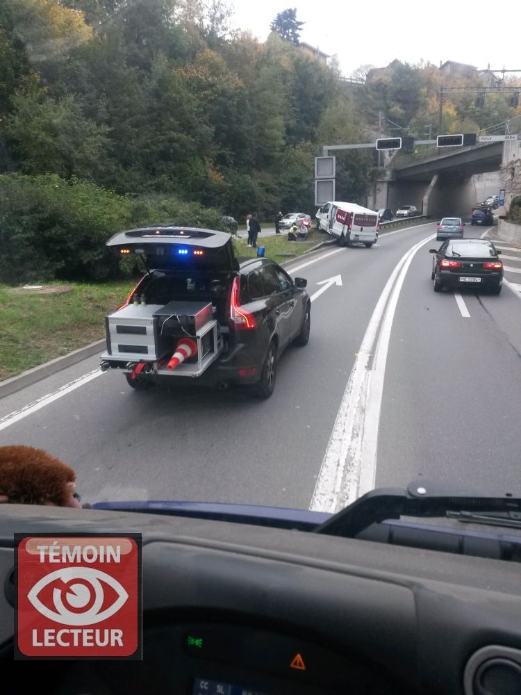 Les automobilistes roulent au pas dans les Gorges du Seyon en direction de La Chaux-de-Fonds à la suite d'un accident.