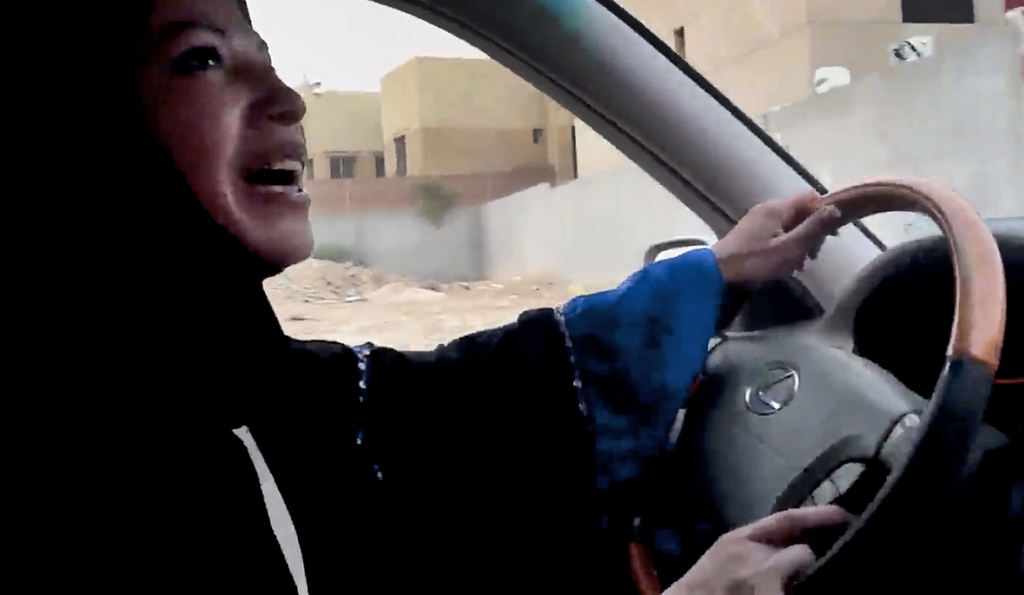 La loi n'interdit pas aux femmes d'Arabie saoudite de conduire. Mais elle exige un permis qui ne leur est jamais délivré. 