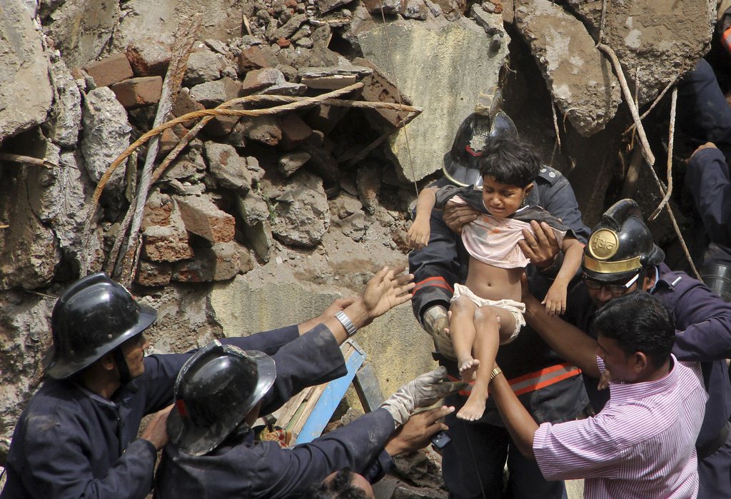 Un immeuble de cinq étages s'est effondré vendredi à Bombay, capitale économique de l'Inde.
