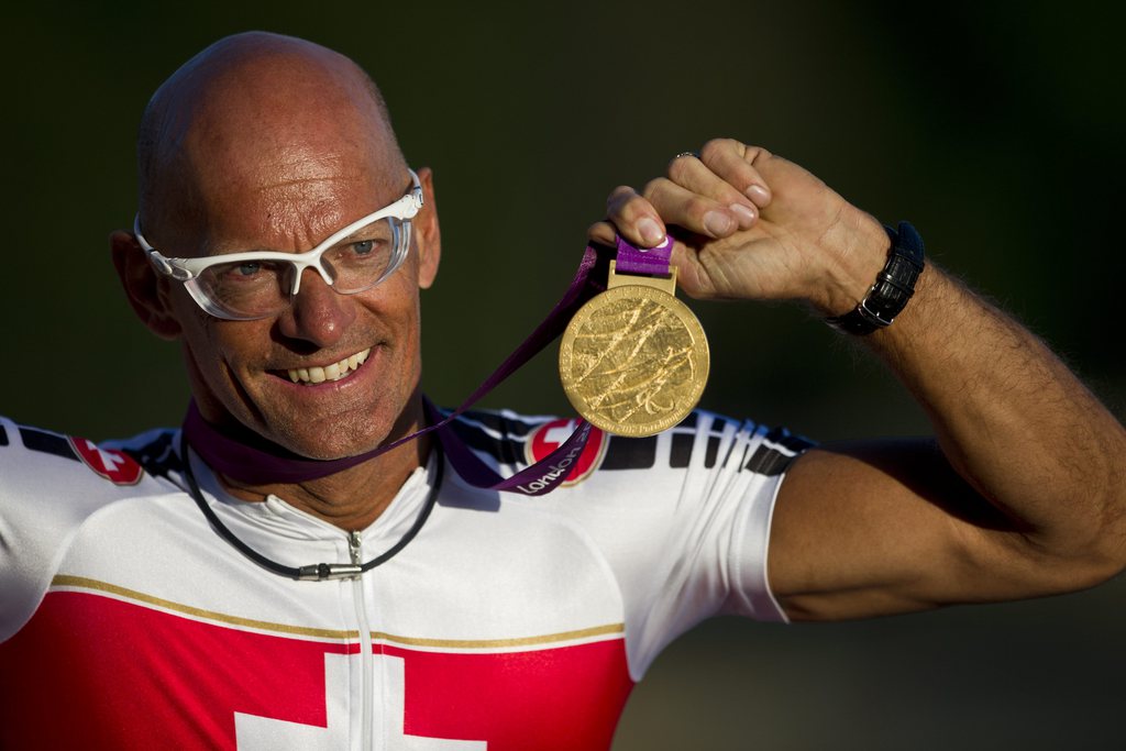 Heinz Frei, ici à Londres avec sa médaille d'or paralympique. 