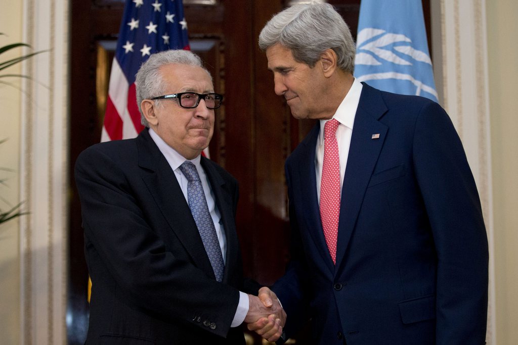 Le chef de la diplomatie américaine John Kerry a à nouveau appelé lundi à la tenue rapide d'une conférence de paix sur la Syrie, dite "Genève 2", à Londres lors d'une réunion avec l'émissaire de l'ONU Lakhdar Brahimi. 