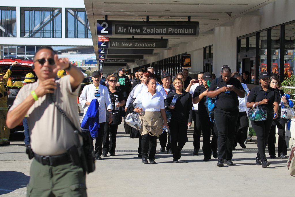 Les passagers de l'aéroport de Los Angeles sont évacués à la suite d'une fusillade survenue vendredi matin.