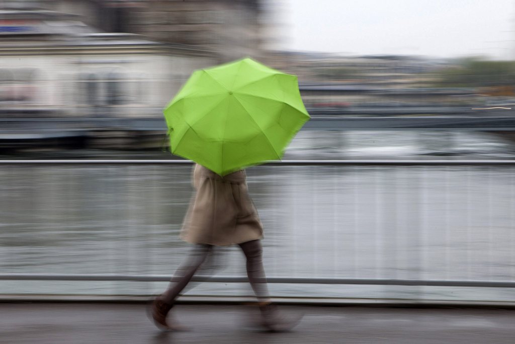 Les parapluies sont de rigueur ce mercredi, autant pour se protéger de la pluie que du vent. 