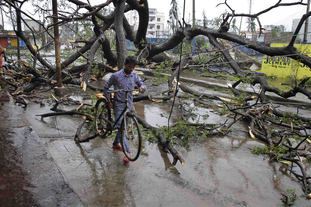 Des centaines de milliers d'habitants de la côte orientale de l'Inde, évacués pour échapper au plus fort cyclone ayant touché samedi le pays depuis 14 ans, retrouvaient lundi leur maison ou leur commerce souvent dévastés. L'ouragan a fait 18 morts et d'énormes dégâts.