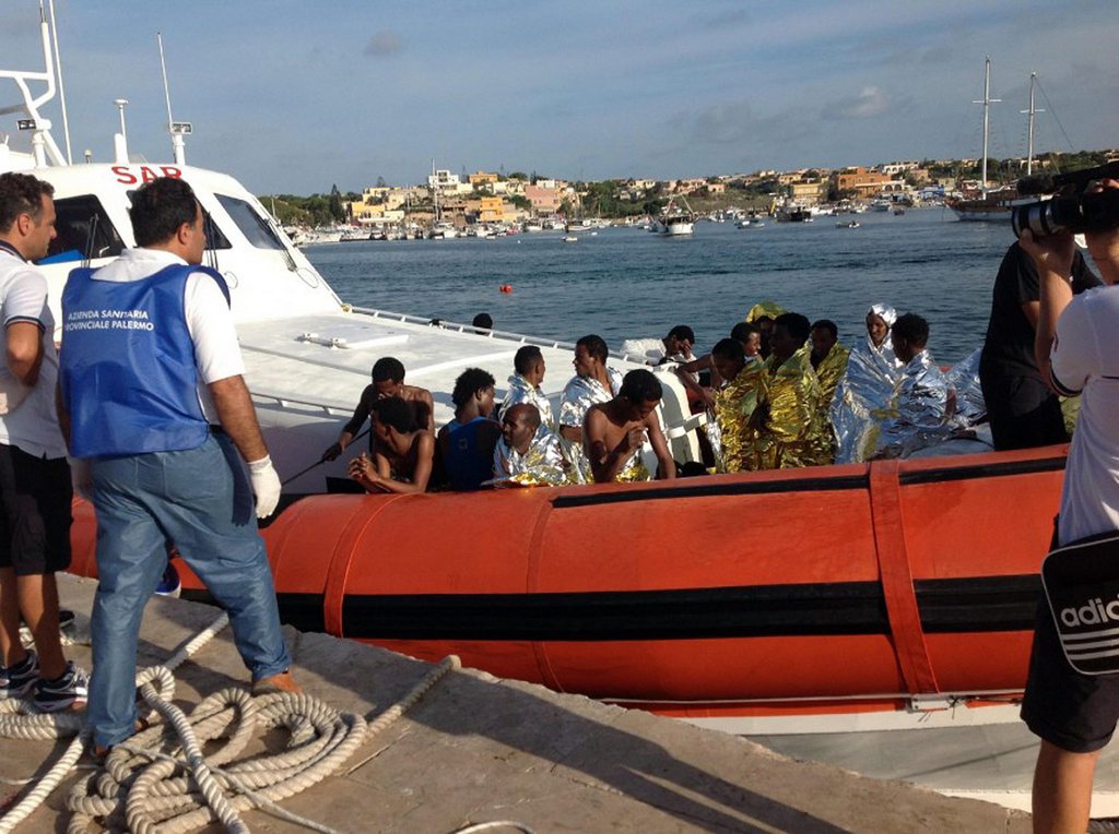 Les sauveteurs ont récupéré 111 corps après le naufrage jeudi au large de Lampedusa d'une embarcation transportant des migrants originaires de la Corne de l'Afrique. Les autorités ont comptabilisé 155 survivants, mais s'attendent à ce que plus de cent de cadavres soient encore retrouvés.