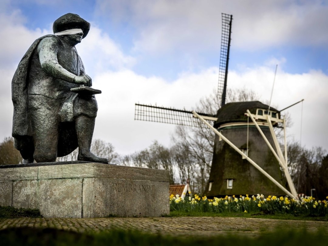 La statue de Rembrandt à Ouderkerk-sur-l'Amstel, aux Pays-Bas, a été bandée par les activistes de Scientist Rebellion.