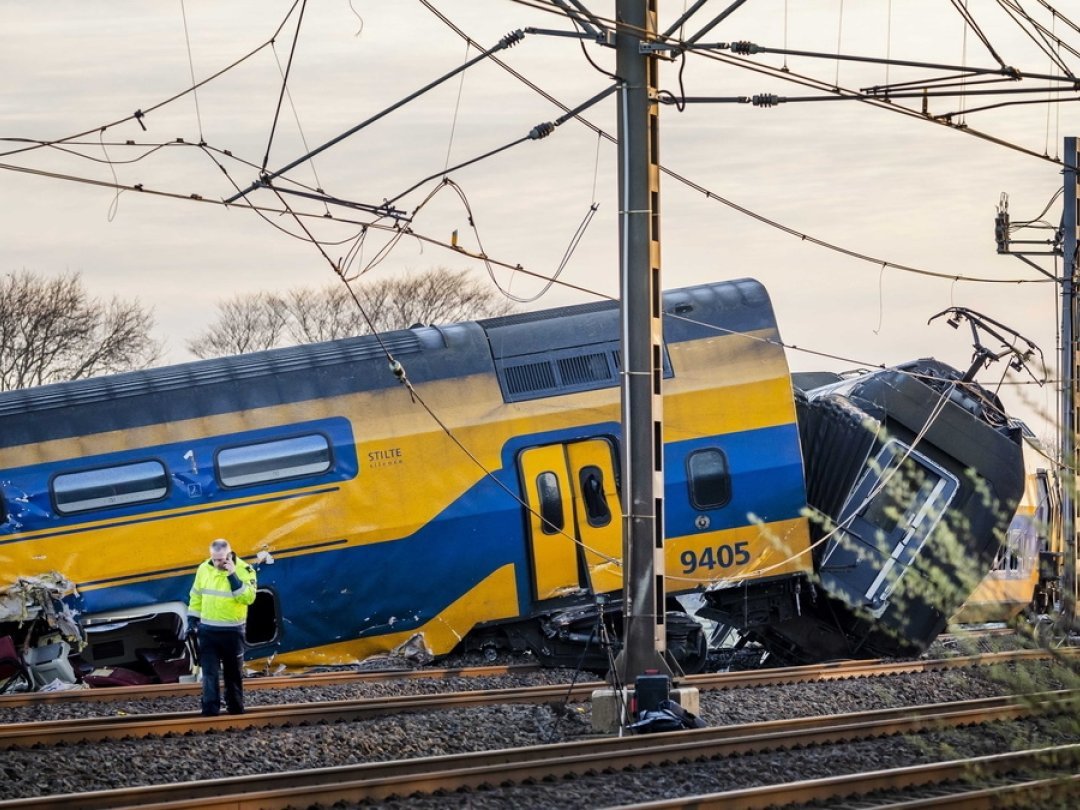 L'accident s'est produit sur la voie ferrée reliant les villes de Leyde et La Haye.