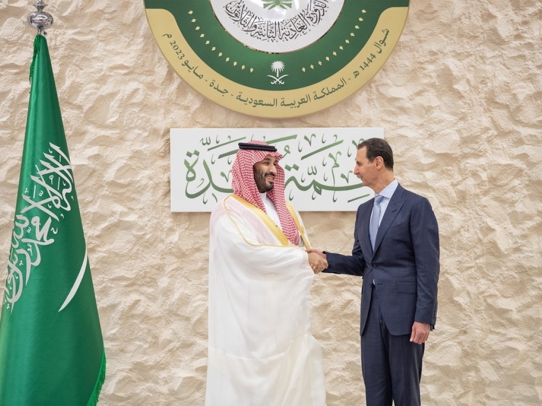Cette photo montre le prince héritier saoudien Mohammed bin Salman (G) recevant le président syrien Bachar al-Assad avant le 32e sommet de la Ligue arabe.