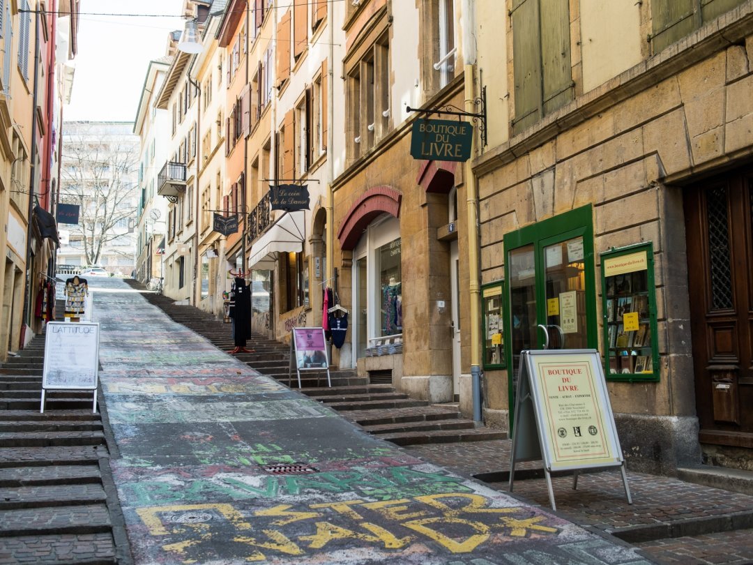 Une partie des étudiants a déambulé dans la Boutique du Livre, à Neuchâtel, se laissant aller à ses sensations.