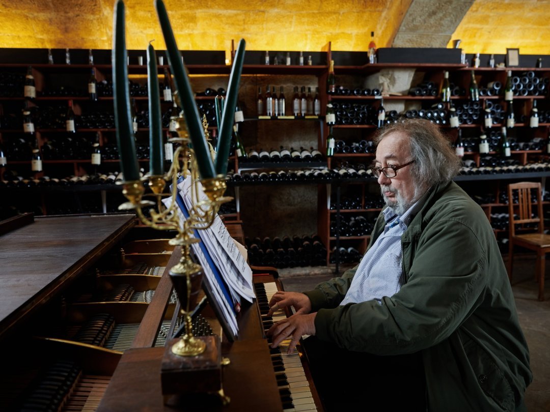 Jean-Philippe Bauermeister est pianiste, compositeur et importateur de vins. Sa cave est à la rue des Moulins, à Neuchâtel.