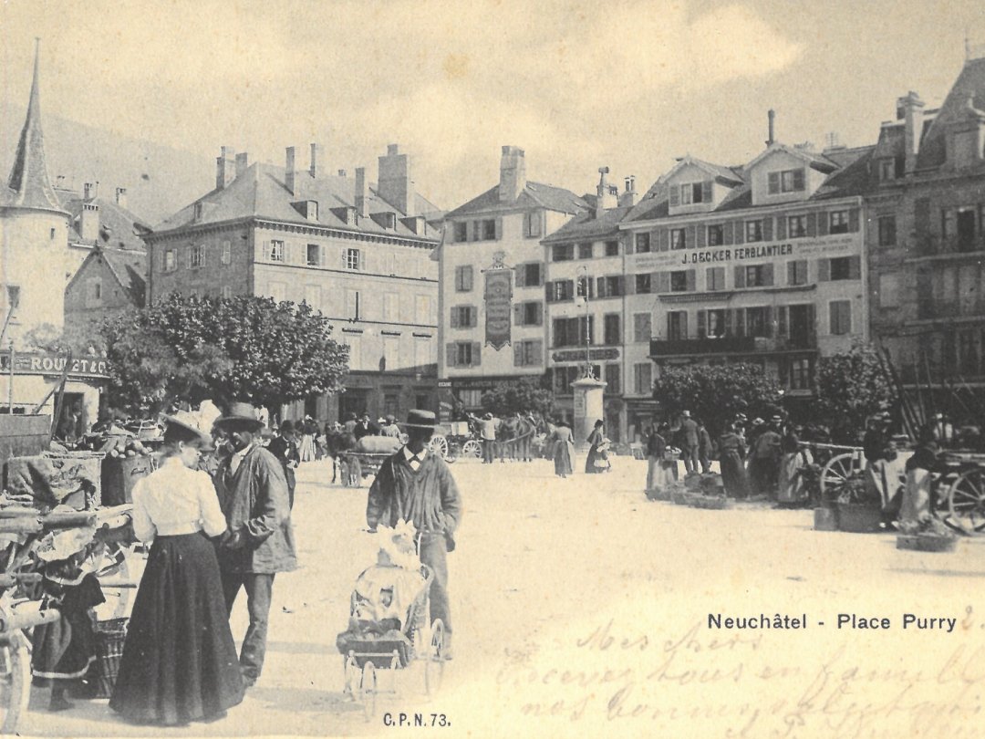 La place Pury, un jour du grand marché, entre la fin du 19e siècle et le tout début du 20e.