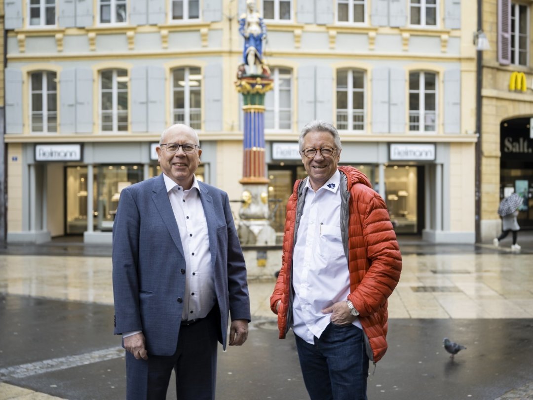 Pierre-André Stoudmann (à gauche) et Eric Leuba (à droite) sont fiers du kit de vaisselle réutilisable qui sera mis en place dès cette année.