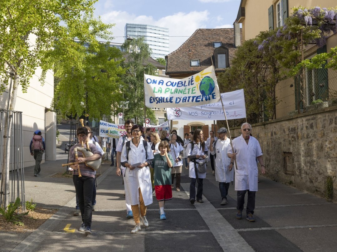 Une quarantaine de soignants ont défilé le 6 mai à Neuchâtel pour un autre système de santé.