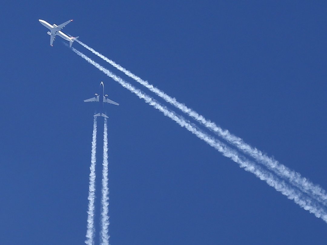 Deux avions se croisent dans le ciel au-dessus de la ville allemande de Mönchengladbach en avril 2018.