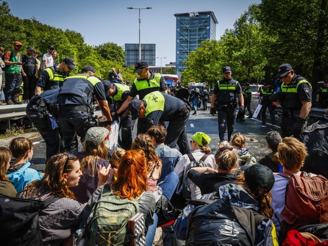 Par cette action, Extinction Rebellion souhaite faire savoir au gouvernement néerlandais qu’il s’oppose aux subventions aux énergies fossiles.