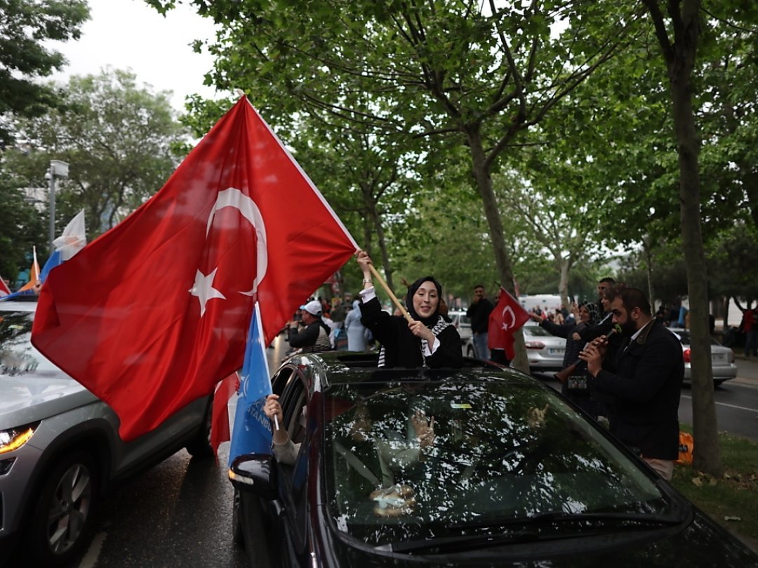 A Istanbul aussi, les supporters d'Erdogan sont en liesse peu après la fermeture des bureaux de vote et les premiers résultats connus.