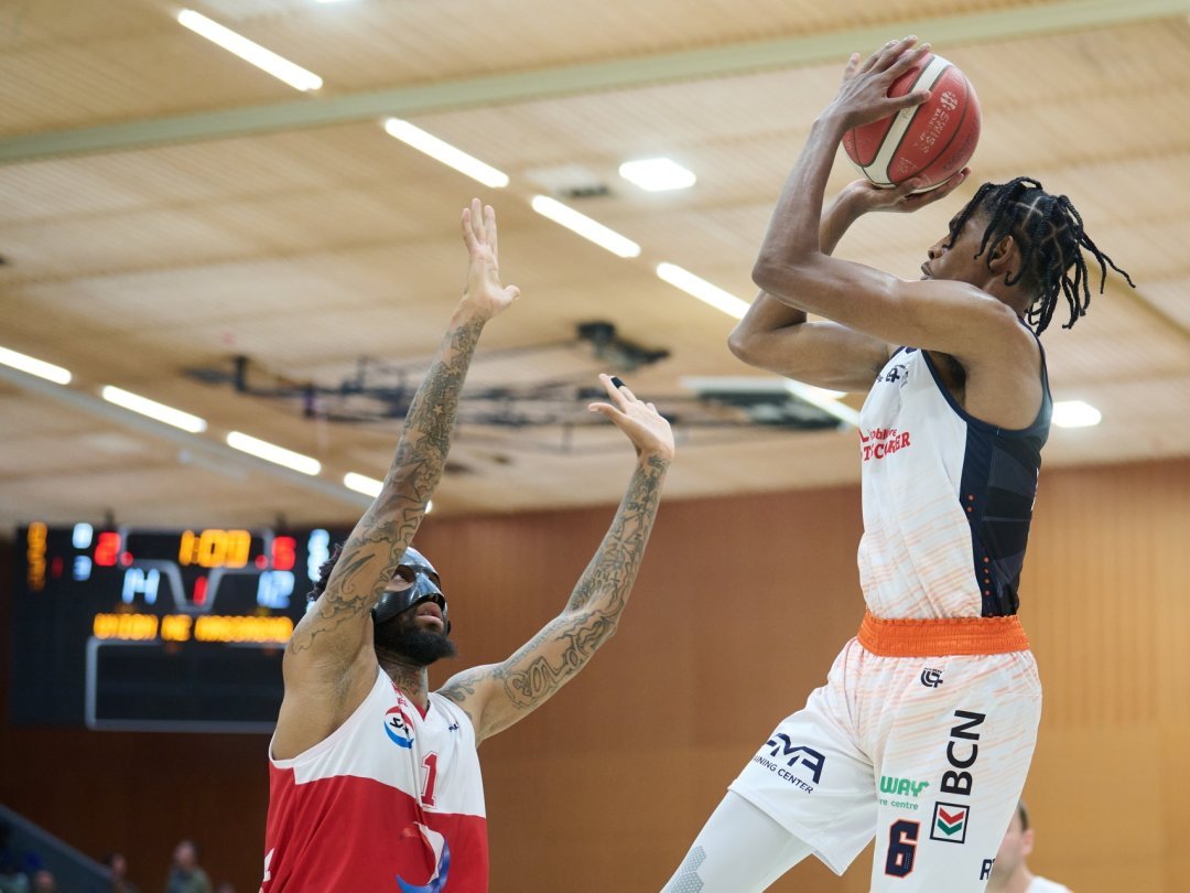 Dalan Ancrum, ici en position de tir devant Isaiah Williams, a peut-être disputé son dernier match sous les couleurs d’Union Neuchâtel.  David Marchon