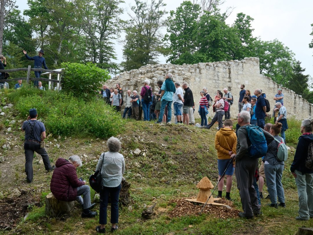 Près de 150 personnes ont assisté à la cérémonie de samedi autour des ruines de château de Rochefort, désormais accessibles au public.
