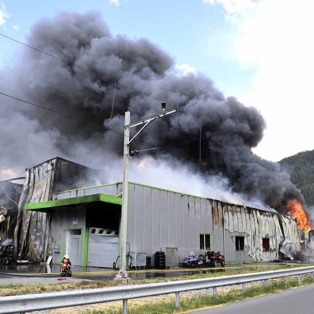Vétroz (VS) - 6 juillet 2023 - Incendie dans le bâtiment de l'entreprise Polaris IPS situé dans la zone industrielle du Botza à Vétroz