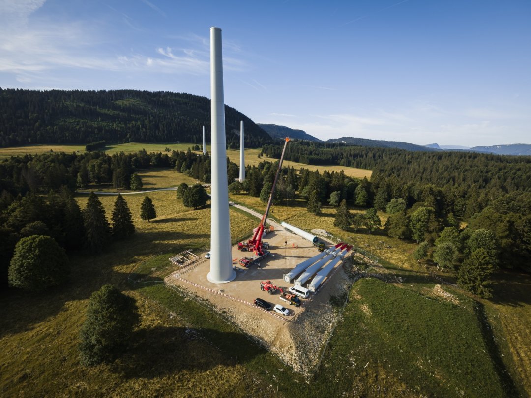 Le parc éolien des Quatre-Bornes franchit une étape juridique, mais il n'a pas encore posé une pale sur les crêtes à l'est du canton, au contraire de celles qu'on pose actuellement au-dessus de Sainte-Croix.