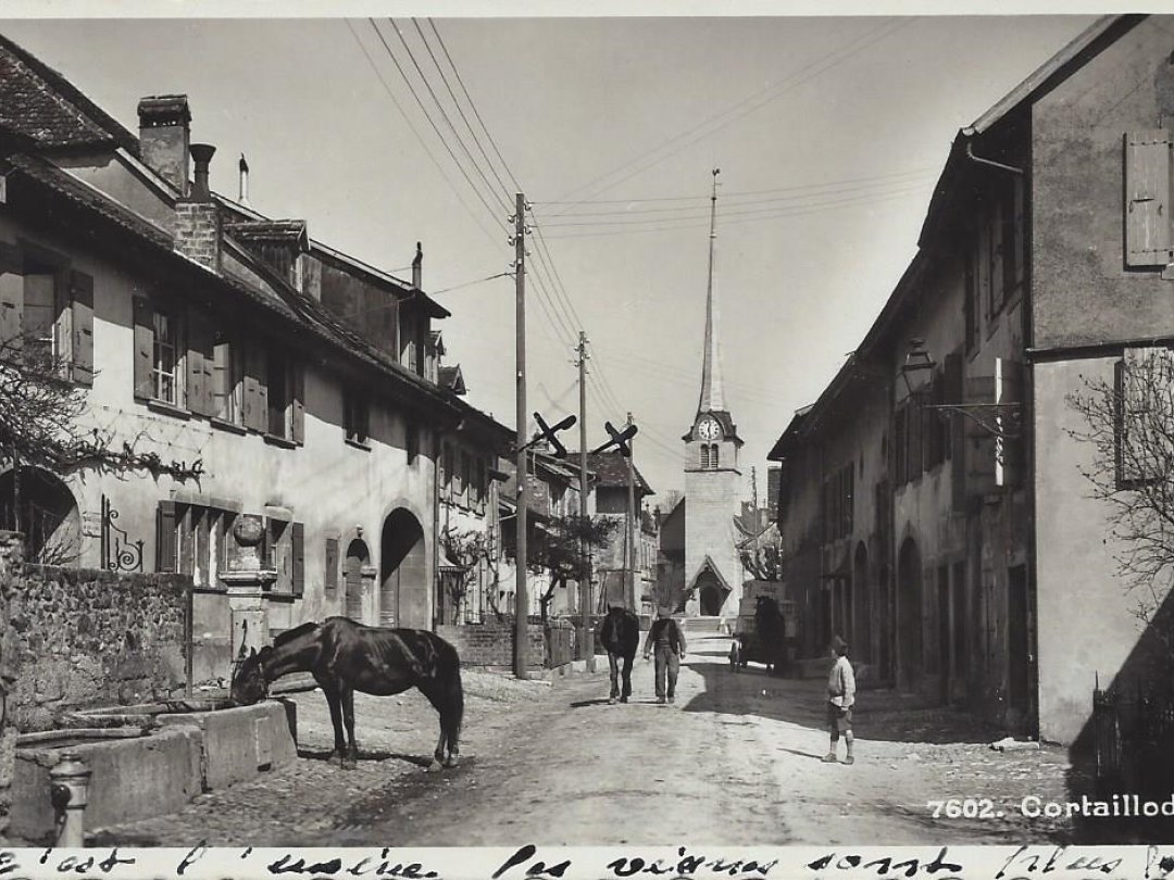 Rue des Coteaux, autrefois rue D’sous. Le cliché date du 12 novembre 1934. La fontaine est toujours présente sur la photo d’aujourd’hui.