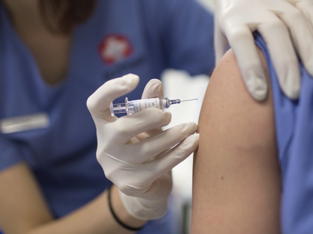 Les vaccinations contre la grippe et le Covid-19 sont recommandées aux personnes de plus de 65 ans ainsi qu’à celles atteintes de maladies préexistantes (archives).