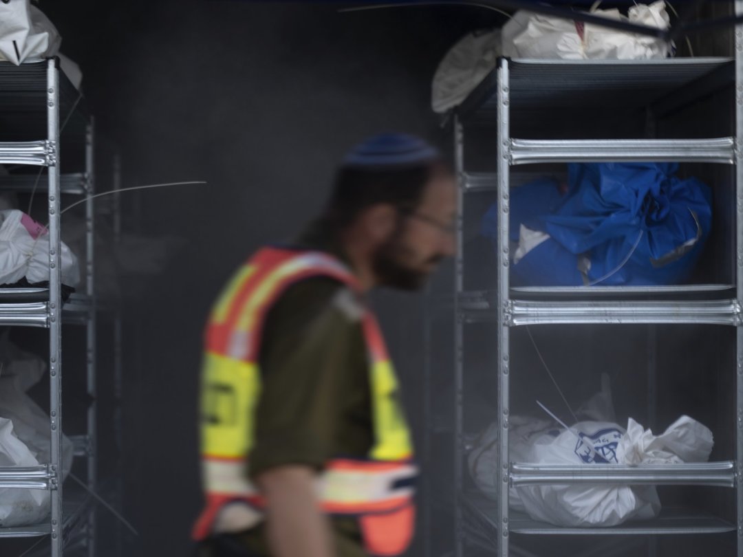 Plus de 1300 dépouilles ont été entreposées dans d’énormes conteneurs réfrigérés au sein de la base militaire de Shura, à Ramla, au sud de Tel-Aviv, transformée en morgue géante, photographiée ici, le le 24 octobre dernier.