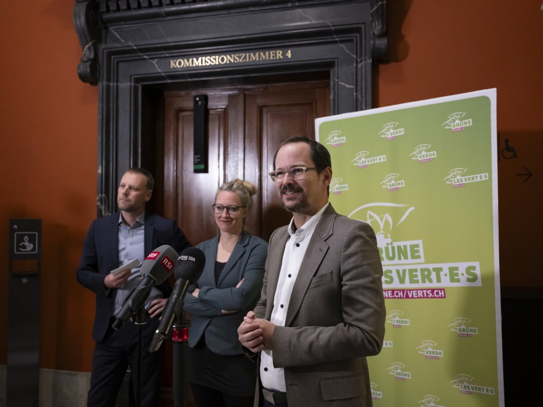 Balthasar Glättli (à droite), président des Verts suisses, a annoncé samedi la candidature de son parti au Conseil fédéral, aux côté d'Aline Trede (au centre), cheffe de groupe au parlement, et du conseiller national neuchâtelois Fabien Fivaz (à gauche).