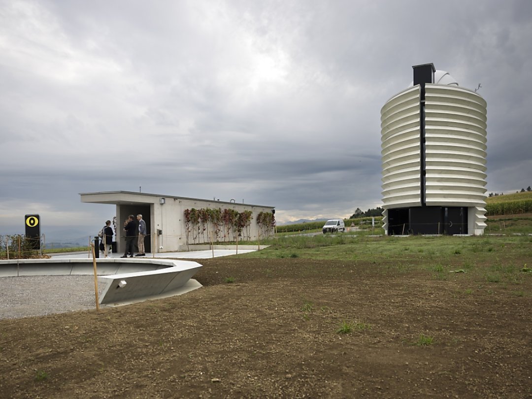 Le "Space Eye" conçu par Mario Botta, se compose d'une tour de 15 mètres de haut et d'un centre d'accueil souterrain dont l'entrée se trouve à la gauche de l'image.
