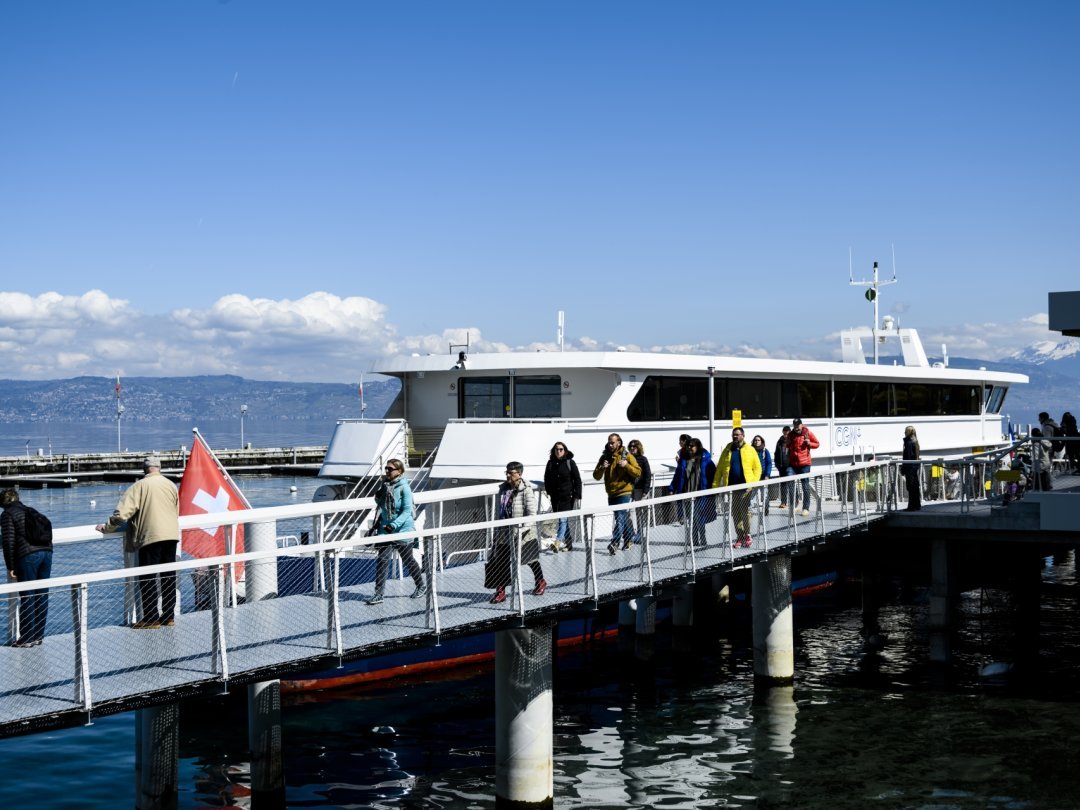 Embarquement du "Ville-de-Geneve" de la CGN pour rallier Evian, en France, depuis Lausanne. De nombreux travailleurs frontaliers prennent le bateau pour voyager entre les deux pays.