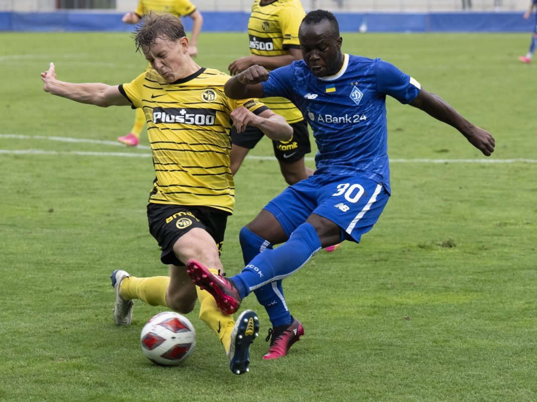 YB's Sonny Henchoz, left, in action against Kyiv's Samba Diallo during the friendly soccer match between BSC Young Boys Bern and Dynamo Kyiv, on Wednesday, July 12, 2023 at the Tissot Arena, in Biel, Switzerland. (KEYSTONE/Peter Schneider)