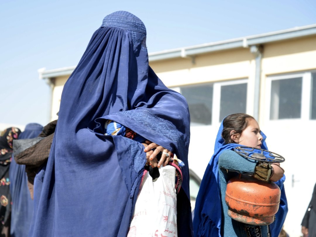 Le 30 octobre, veille de l'ultimatum pakistanais d'expulsion des réfugiés aghans non enregistrés, qui seraient quelque 1,7 million, des Afghanes arrivent à la frontière à Spin Boldak, dans la région de Kandahar.