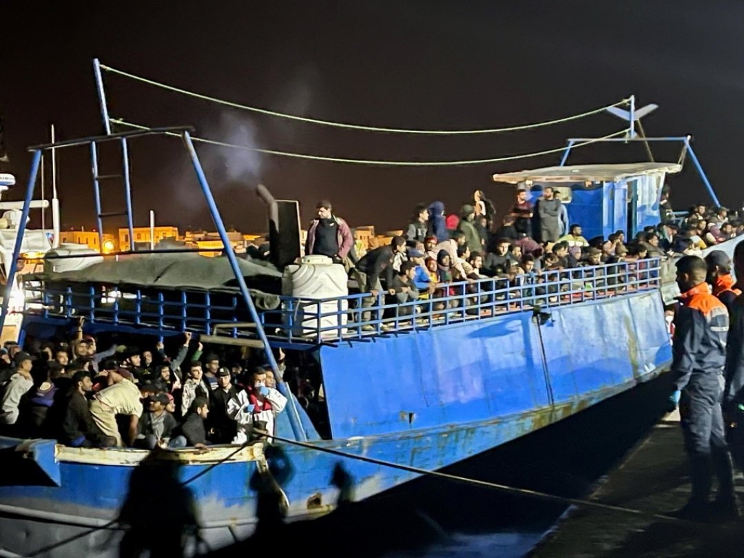 Un bateau de pêche transportant quelque 400 migrants arrive sur l'île de Lampedusa, le 4 novembre 2023.