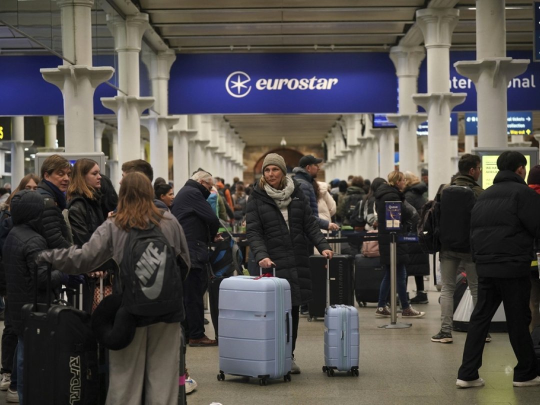 Des passagers dont la queue à la gare de St Pancras à Londres pour prendre l'un des trains Eurostar qui a repris du service pour le dernier jour de l'année.