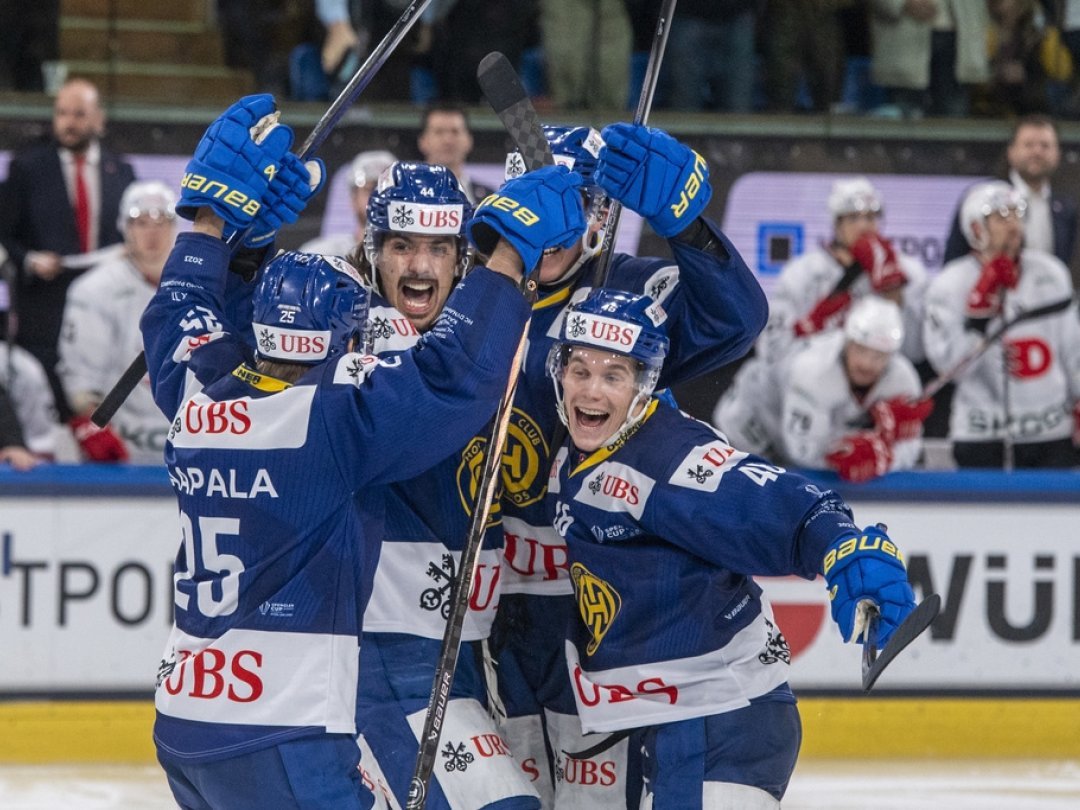 Les joueurs de Davos exultent après avoir marqué le 3-2 contre le HC Dynamo Pardubice lors de la finale de la Coupe Spengler à Davos.