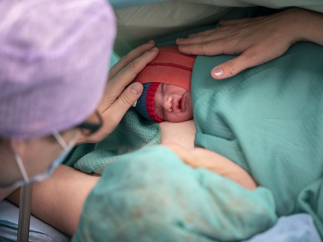 Le Conseil fédéral veut corriger les différences de traitement au sein du régime des APG, notamment en cas d'hospitalisation de la mère après un accouchement (image d'illustration).