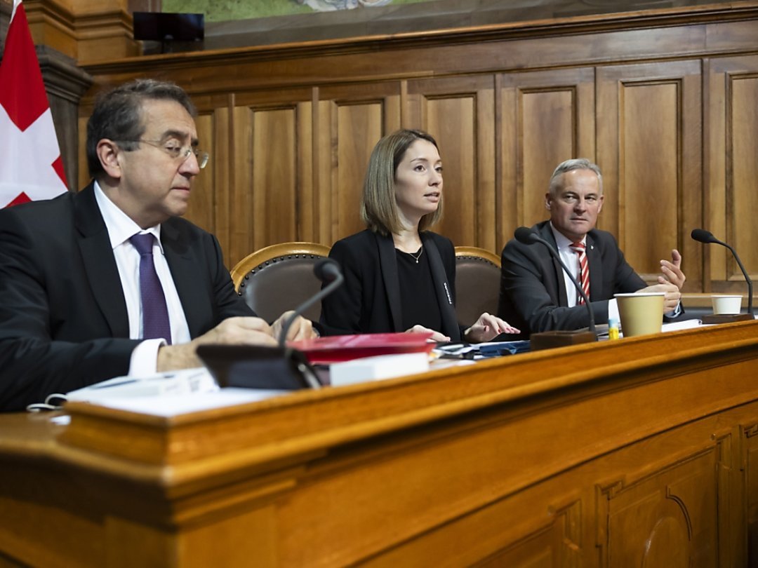 Les conseillers aux Etats Pascal Broulis (PLR/VD), Johanna Gapany (PLR/FR) et Matthis Michel (PLR/ZG) (de gauche à droite) lors du débat sur le budget 2024.