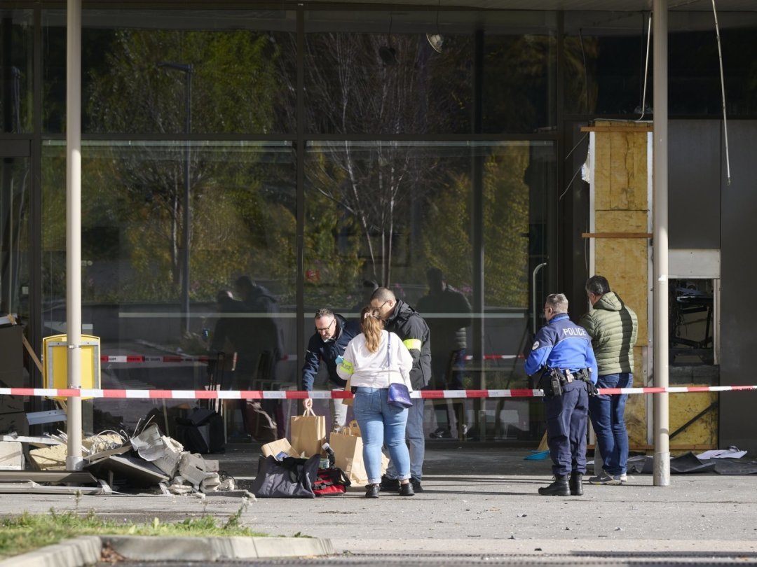 Des enquêteurs à l'œuvre quelques heures après l'attaque du bancomat de la Migros des Portes-Rouges, à Neuchâtel.