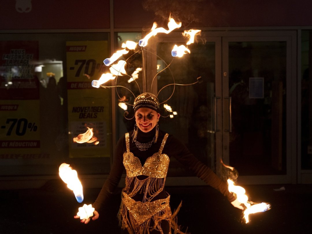 Dans le cadre des Nuits du cirque, des spectacles se sont déroulés vendredi soir dans les rues de Neuchâtel, avec des danses orientales enflammées.