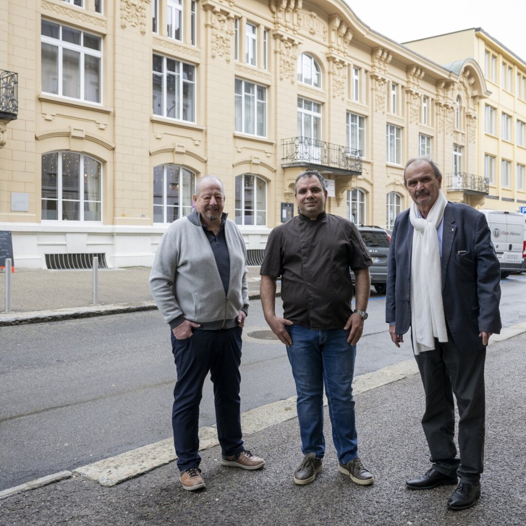 Le nouveau tenancier du café-restaurant du Cercle de l'Union Yagci Vakkas, entouré des membres de la société philanthropique Fred Reinhard et Daniel Payot.