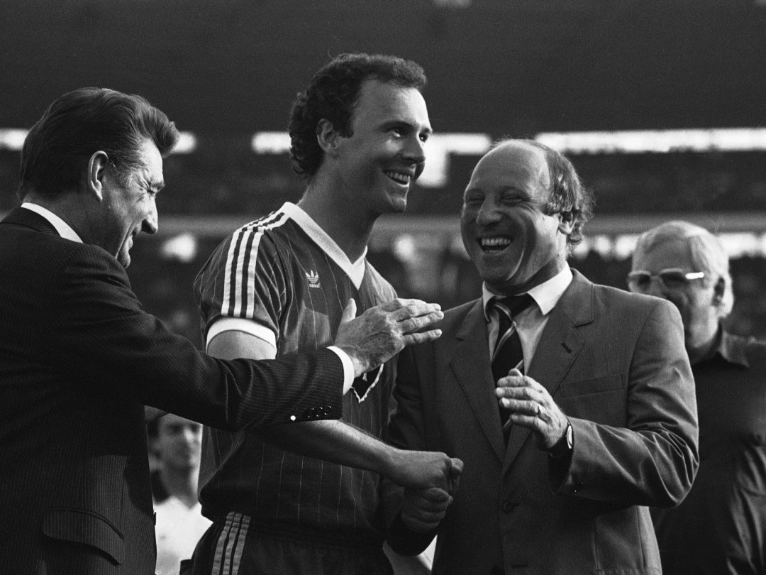 Franz Beckenbauer (au centre), avec Uwe Seeler, ici lors de son dernier match officiel en Allemagne (le 2 juin 1982), avait aussi joué contre Xamax.